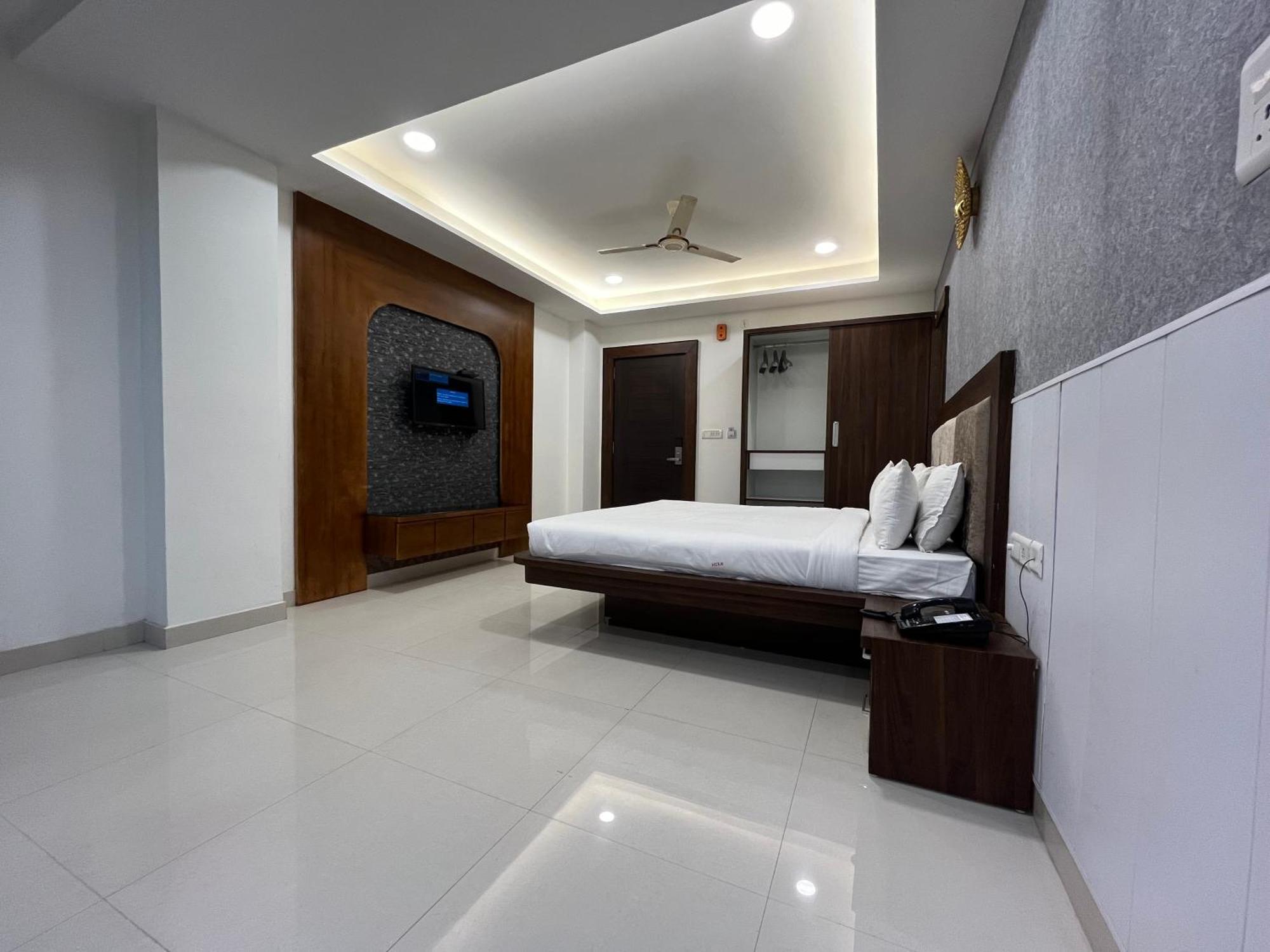 Hotel Shri Radha Nikunj - Opposite Prem Mandir Вриндавана Экстерьер фото
