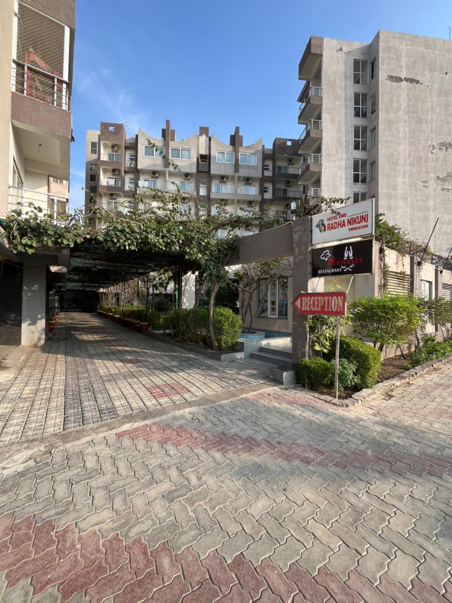 Hotel Shri Radha Nikunj - Opposite Prem Mandir Вриндавана Экстерьер фото